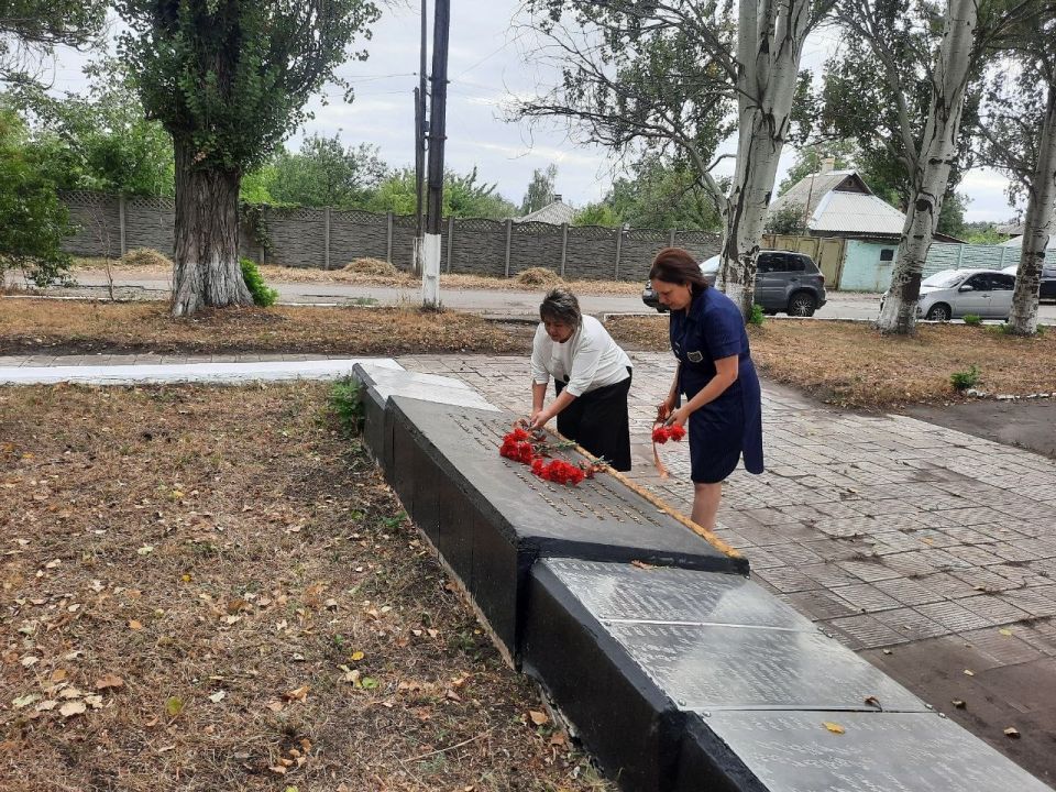 В Калининском районе Горловки возложили цветов к мемориалу времен Великой Отечественной войны В Калининском районе Горловки возложили цветов к мемориалу времен Великой Отечественной войны