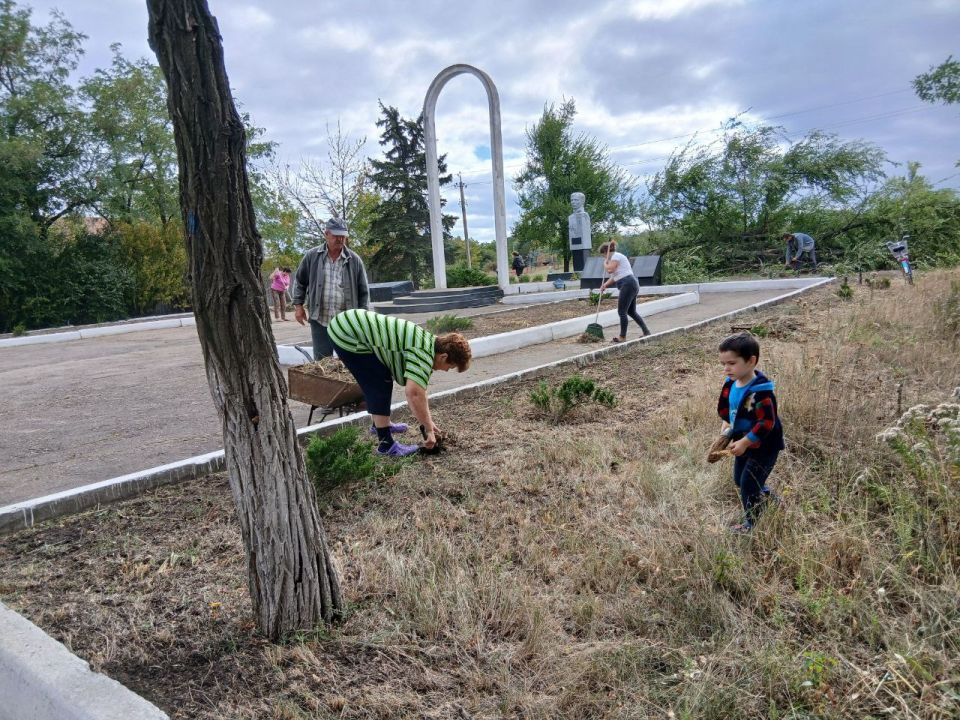 В поселке Озеряновка прошел субботник, приуроченный ко Дню освобождения Донбасса В поселке Озеряновка прошел субботник, приуроченный ко Дню освобождения Донбасса