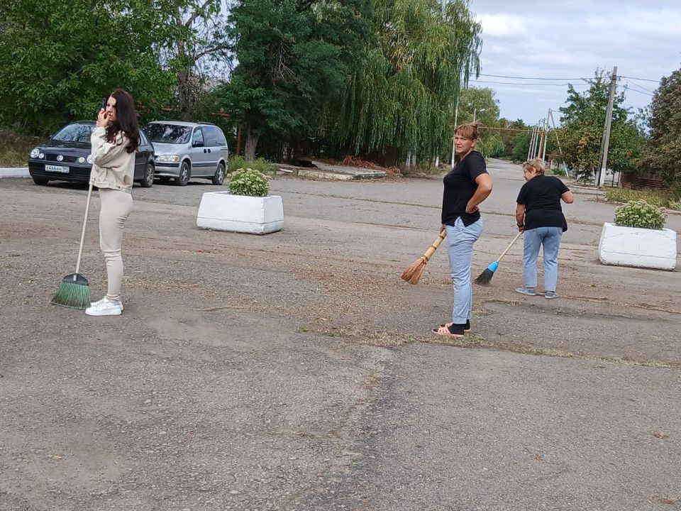 В поселке Озеряновка прошел субботник, приуроченный ко Дню освобождения Донбасса В поселке Озеряновка прошел субботник, приуроченный ко Дню освобождения Донбасса