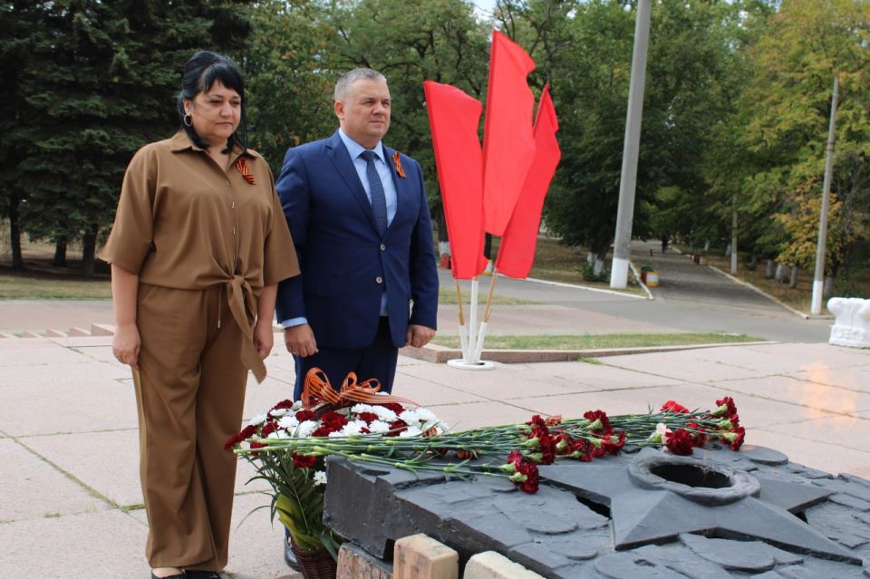 Иван Приходько: Сегодня, 5 сентября, в день 82-й годовщины освобождения Горловки от немецко-фашистских захватчиков, совместно с председателем Горловского городского совета Донецкой Народной Республики первого созыва Романом... Иван Приходько: Сегодня, 5 сентября, в день 82-й годовщины освобождения Горловки от немецко-фашистских захватчиков, совместно с председателем Горловского городского совета Донецкой Народной Республики первого созыва Романом...