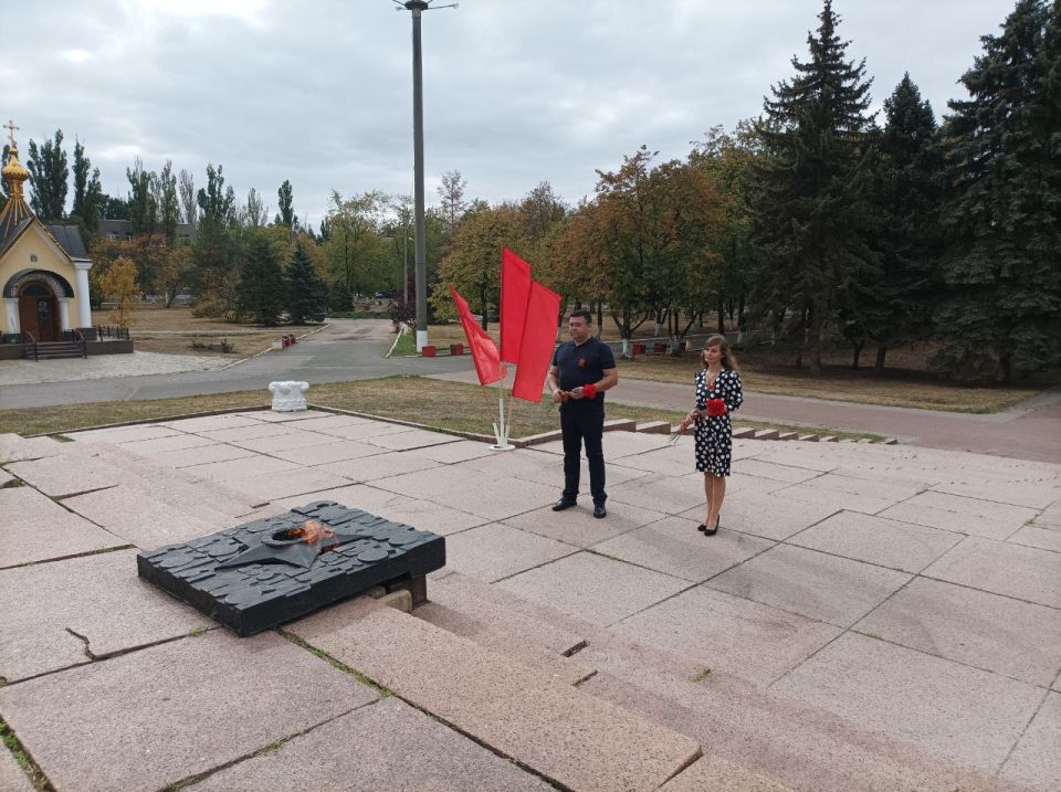 В Центрально-Городском районе Горловки возложили цветы к памятнику воинам-горловчанам, павшим в боях с немецко-фашистскими захватчиками в 1941–1945 годах В Центрально-Городском районе Горловки возложили цветы к памятнику воинам-горловчанам, павшим в боях с немецко-фашистскими захватчиками в 1941–1945 годах