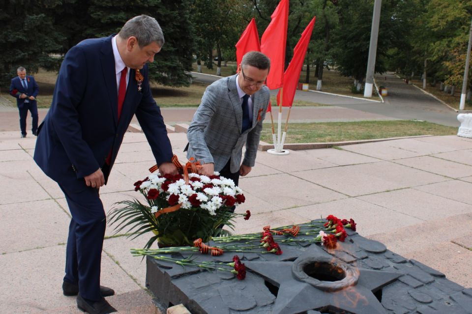 Иван Приходько: Сегодня, 5 сентября, в день 82-й годовщины освобождения Горловки от немецко-фашистских захватчиков, совместно с председателем Горловского городского совета Донецкой Народной Республики первого созыва Романом... Иван Приходько: Сегодня, 5 сентября, в день 82-й годовщины освобождения Горловки от немецко-фашистских захватчиков, совместно с председателем Горловского городского совета Донецкой Народной Республики первого созыва Романом...