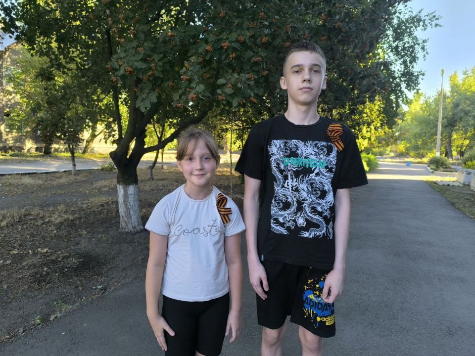 Роман Конев: В Никитовском районе Горловки прошла раздача георгиевских лент Роман Конев: В Никитовском районе Горловки прошла раздача георгиевских лент