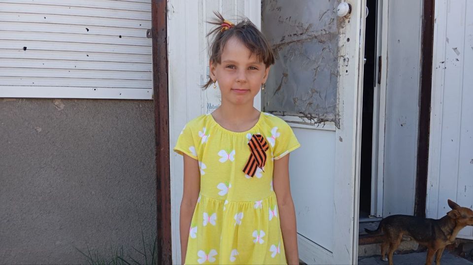 Роман Конев: В Никитовском районе Горловки прошла раздача георгиевских лент Роман Конев: В Никитовском районе Горловки прошла раздача георгиевских лент