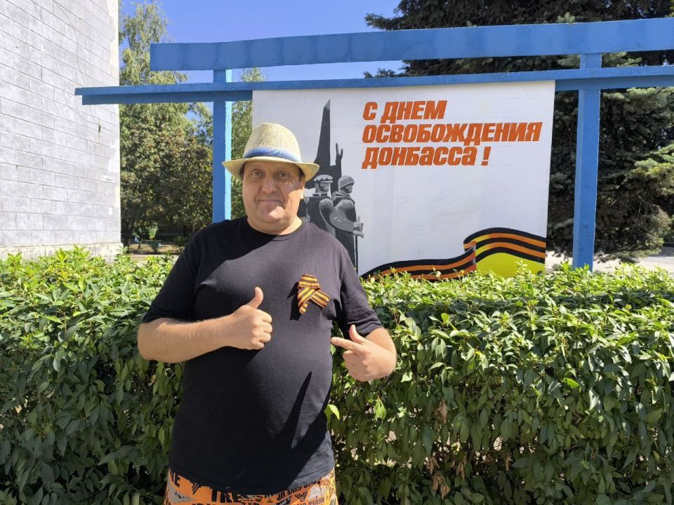 Роман Конев: В Никитовском районе Горловки прошла раздача георгиевских лент Роман Конев: В Никитовском районе Горловки прошла раздача георгиевских лент