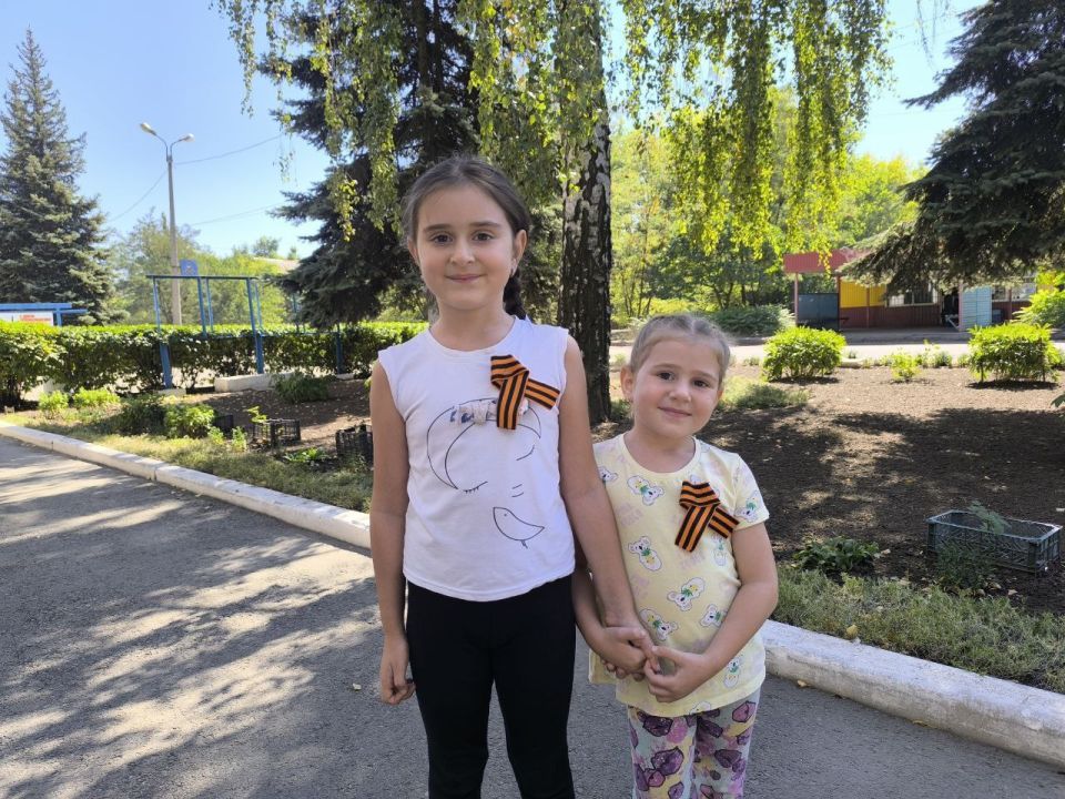 В Никитовском районе Горловки прошла раздача георгиевских лент В Никитовском районе Горловки прошла раздача георгиевских лент