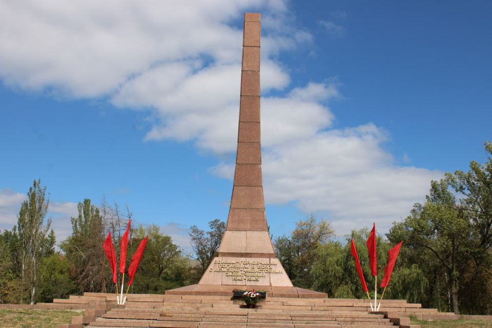 Иван Приходько: Сегодня, 5 сентября, в день 82-й годовщины освобождения Горловки от немецко-фашистских захватчиков, совместно с председателем Горловского городского совета Донецкой Народной Республики первого созыва Романом... Иван Приходько: Сегодня, 5 сентября, в день 82-й годовщины освобождения Горловки от немецко-фашистских захватчиков, совместно с председателем Горловского городского совета Донецкой Народной Республики первого созыва Романом...