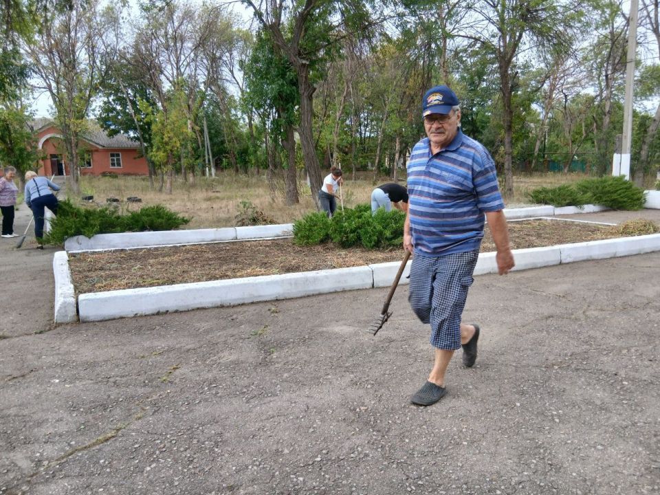 В поселке Озеряновка прошел субботник, приуроченный ко Дню освобождения Донбасса В поселке Озеряновка прошел субботник, приуроченный ко Дню освобождения Донбасса