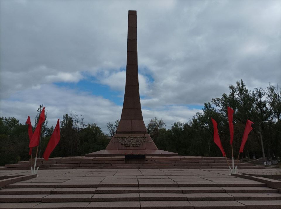 В Центрально-Городском районе Горловки возложили цветы к памятнику воинам-горловчанам, павшим в боях с немецко-фашистскими захватчиками в 1941–1945 годах
