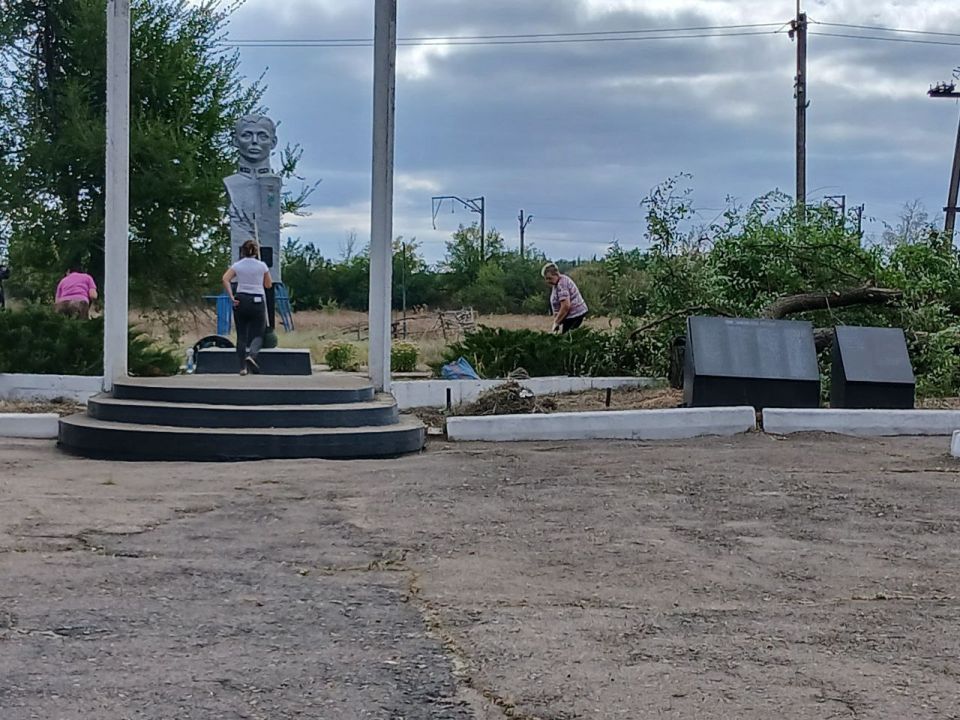 В поселке Озеряновка прошел субботник, приуроченный ко Дню освобождения Донбасса