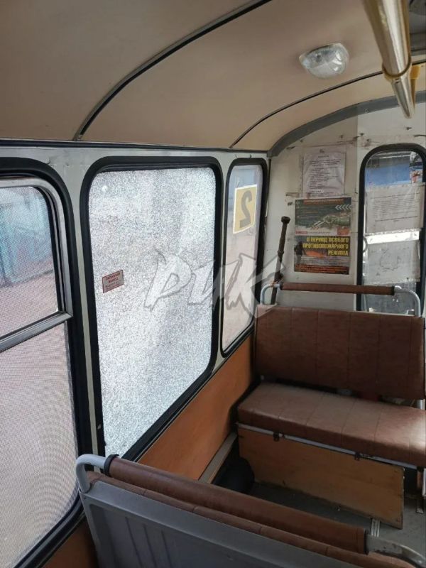 Иван Приходько: Последствия удара БПЛА ВФУ по автобусам в посёлке шахты им. Н. А. Изотова (Никитовский район Горловки) Иван Приходько: Последствия удара БПЛА ВФУ по автобусам в посёлке шахты им. Н. А. Изотова (Никитовский район Горловки)