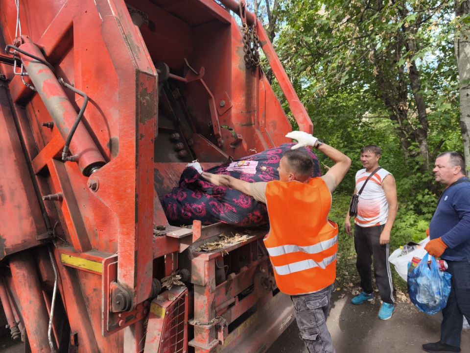 Иван Приходько: Сегодня, 6 сентября, мы провели субботник в парке Гурко в Калининском районе Горловки Иван Приходько: Сегодня, 6 сентября, мы провели субботник в парке Гурко в Калининском районе Горловки