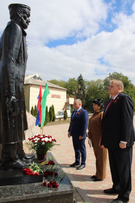 Иван Приходько: В честь 246-й годовщины со дня основания Горловки совместно с председателем Горловского городского совета Донецкой Народной Республики первого созыва Романом Геннадьевичем Коневым и руководством администрации... Иван Приходько: В честь 246-й годовщины со дня основания Горловки совместно с председателем Горловского городского совета Донецкой Народной Республики первого созыва Романом Геннадьевичем Коневым и руководством администрации...