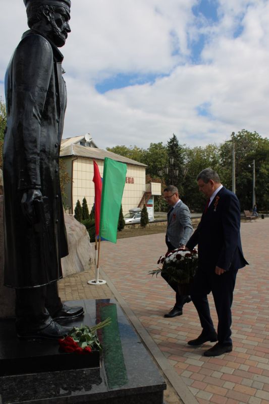 Иван Приходько: В честь 246-й годовщины со дня основания Горловки совместно с председателем Горловского городского совета Донецкой Народной Республики первого созыва Романом Геннадьевичем Коневым и руководством администрации... Иван Приходько: В честь 246-й годовщины со дня основания Горловки совместно с председателем Горловского городского совета Донецкой Народной Республики первого созыва Романом Геннадьевичем Коневым и руководством администрации...