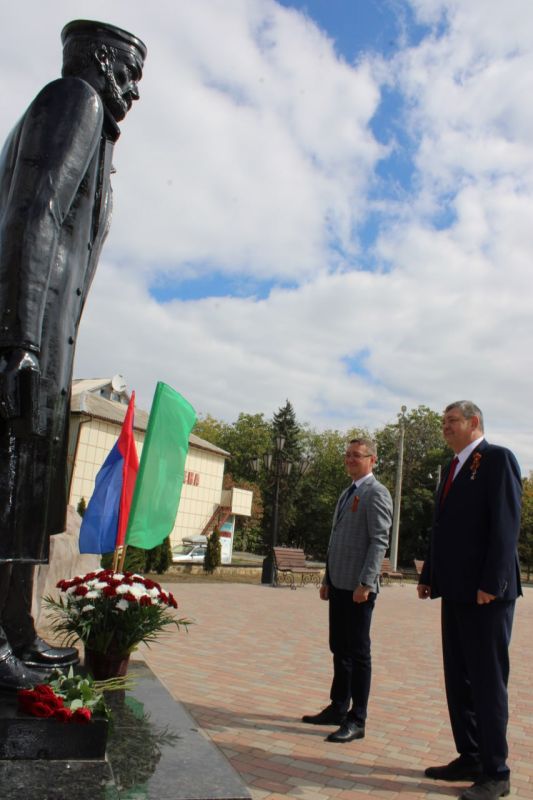 Иван Приходько: В честь 246-й годовщины со дня основания Горловки совместно с председателем Горловского городского совета Донецкой Народной Республики первого созыва Романом Геннадьевичем Коневым и руководством администрации... Иван Приходько: В честь 246-й годовщины со дня основания Горловки совместно с председателем Горловского городского совета Донецкой Народной Республики первого созыва Романом Геннадьевичем Коневым и руководством администрации...