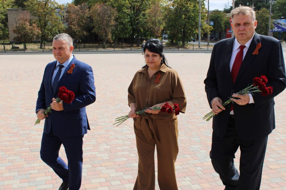 Иван Приходько: В честь 246-й годовщины со дня основания Горловки совместно с председателем Горловского городского совета Донецкой Народной Республики первого созыва Романом Геннадьевичем Коневым и руководством администрации... Иван Приходько: В честь 246-й годовщины со дня основания Горловки совместно с председателем Горловского городского совета Донецкой Народной Республики первого созыва Романом Геннадьевичем Коневым и руководством администрации...