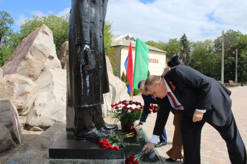 Иван Приходько: В честь 246-й годовщины со дня основания Горловки совместно с председателем Горловского городского совета Донецкой Народной Республики первого созыва Романом Геннадьевичем Коневым и руководством администрации... Иван Приходько: В честь 246-й годовщины со дня основания Горловки совместно с председателем Горловского городского совета Донецкой Народной Республики первого созыва Романом Геннадьевичем Коневым и руководством администрации...