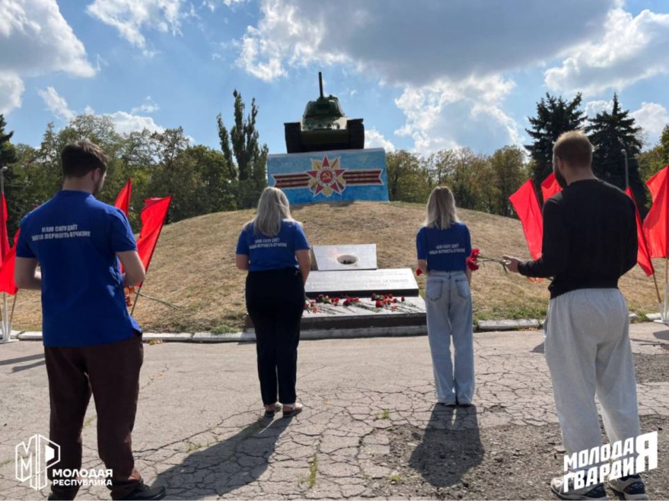 Память о Героях. Активисты Молодёжки Горловки возложили цветы в честь Дня освобождения Донбасса в рамках проекта «Старший брат»