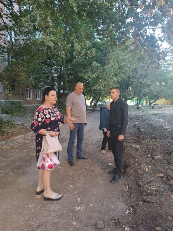 Роман Конев: 8 сентября 2025 года заместитель председателя Горловского городского совета Евгений Шубин совместно с депутатом Народного Совета Донецкой Народной Республики Александром Сереженко посетили адреса порывов... Роман Конев: 8 сентября 2025 года заместитель председателя Горловского городского совета Евгений Шубин совместно с депутатом Народного Совета Донецкой Народной Республики Александром Сереженко посетили адреса порывов...