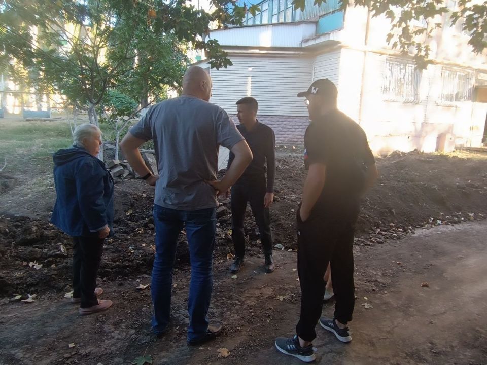 Роман Конев: 8 сентября 2025 года заместитель председателя Горловского городского совета Евгений Шубин совместно с депутатом Народного Совета Донецкой Народной Республики Александром Сереженко посетили адреса порывов... Роман Конев: 8 сентября 2025 года заместитель председателя Горловского городского совета Евгений Шубин совместно с депутатом Народного Совета Донецкой Народной Республики Александром Сереженко посетили адреса порывов...