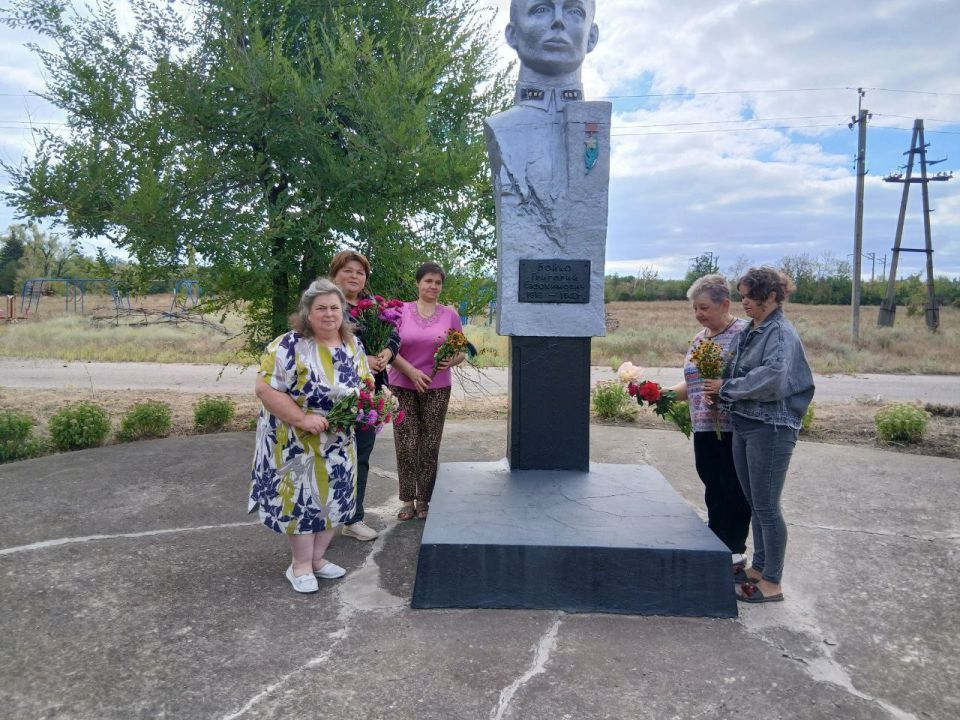 Горловчанки почтили память освободителей Донбасса Горловчанки почтили память освободителей Донбасса