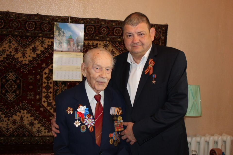 Иван Приходько: В день 82-й годовщины освобождения Донбасса от немецко-фашистских захватчиков поздравил участника боевых действий Великой Отечественной войны, Почетного гражданина города Горловка Федора Ивановича Брынцева... Иван Приходько: В день 82-й годовщины освобождения Донбасса от немецко-фашистских захватчиков поздравил участника боевых действий Великой Отечественной войны, Почетного гражданина города Горловка Федора Ивановича Брынцева...