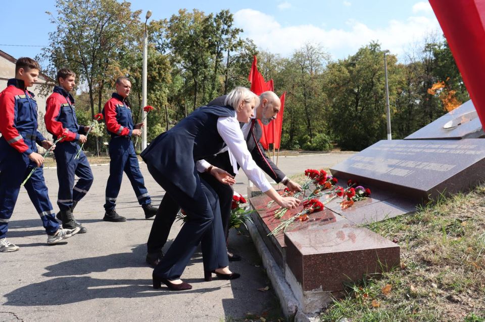 Делегация АДИ ДонНТУ возложила цветы к памятнику в сквере Советской армии Делегация АДИ ДонНТУ возложила цветы к памятнику в сквере Советской армии