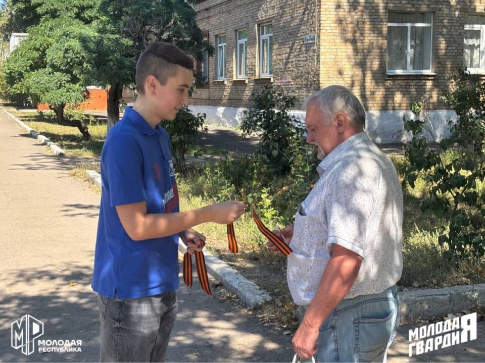 Активисты Молодёжки Горловки провели акцию «Георгиевская ленточка»