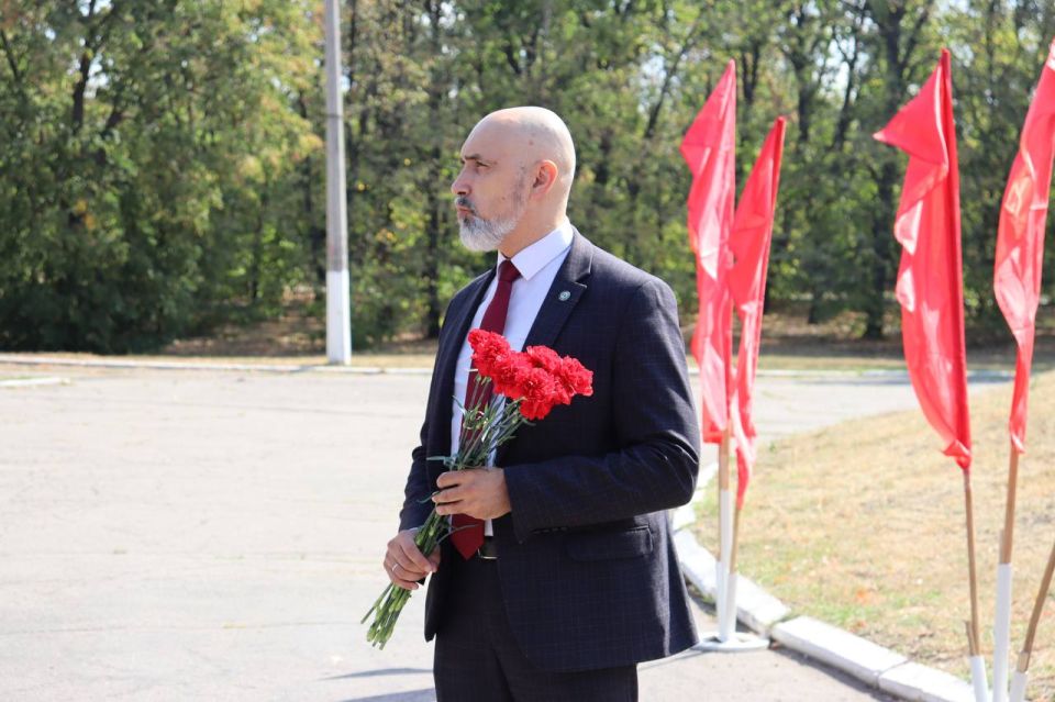 Делегация АДИ ДонНТУ возложила цветы к памятнику в сквере Советской армии Делегация АДИ ДонНТУ возложила цветы к памятнику в сквере Советской армии