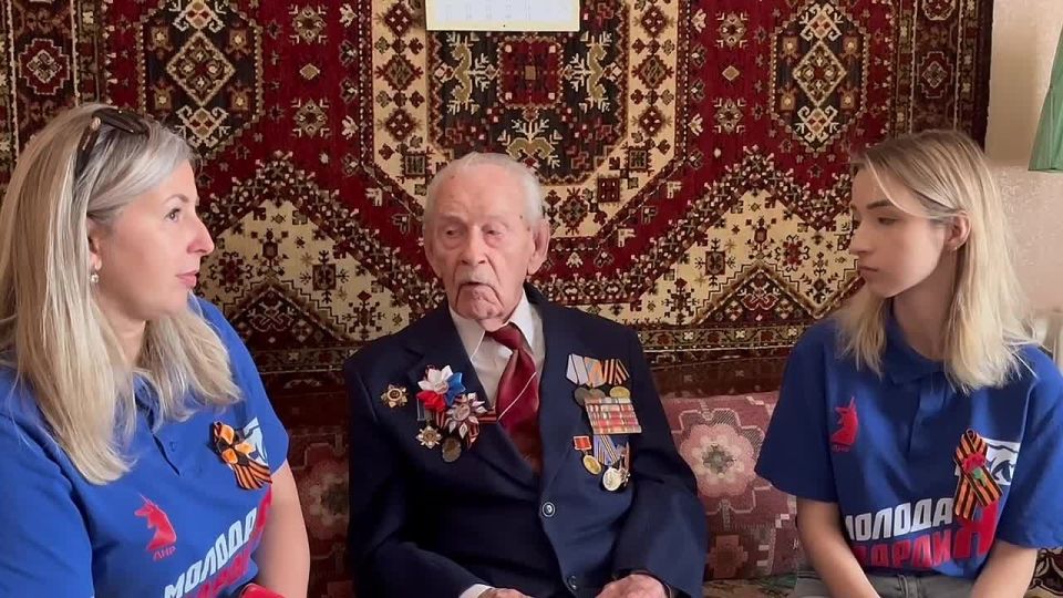 Молодёжка Горловки посетила ветерана Великой Отечественной войны