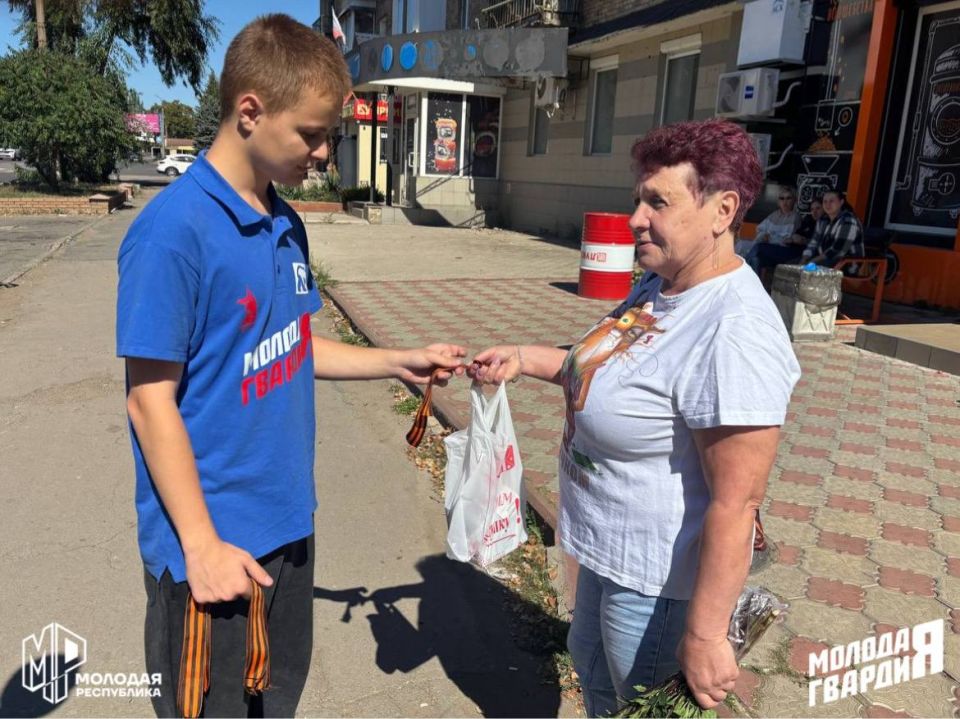 Активисты Молодёжки Горловки провели акцию «Георгиевская ленточка» Активисты Молодёжки Горловки провели акцию «Георгиевская ленточка»