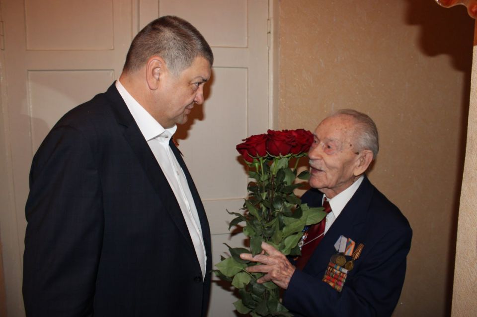 Иван Приходько: В день 82-й годовщины освобождения Донбасса от немецко-фашистских захватчиков поздравил участника боевых действий Великой Отечественной войны, Почетного гражданина города Горловка Федора Ивановича Брынцева... Иван Приходько: В день 82-й годовщины освобождения Донбасса от немецко-фашистских захватчиков поздравил участника боевых действий Великой Отечественной войны, Почетного гражданина города Горловка Федора Ивановича Брынцева...