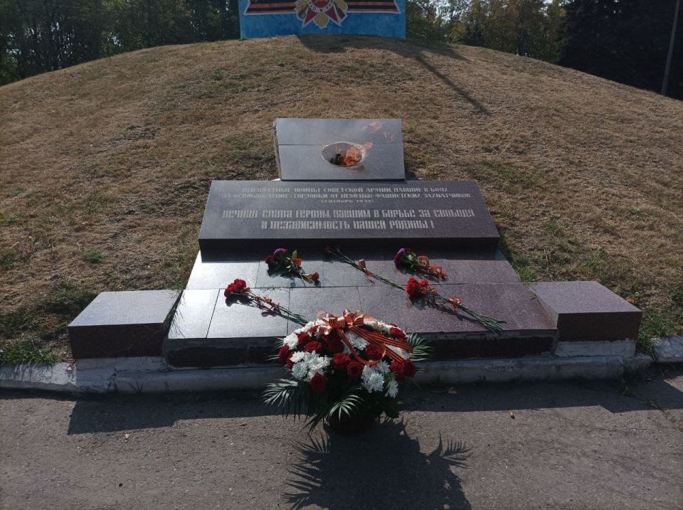 Иван Приходько: В Центрально-Городском районе возложили цветы в Сквере Советской Армии к братской могиле