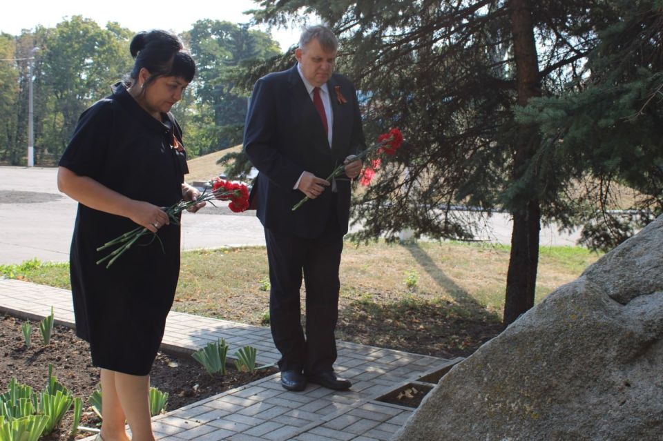 Роман Конев: Сегодня, 8 сентября, в день 82-й годовщины освобождения Донбасса от немецко-фашистских захватчиков, совместно с заместителем председателя Горловского городского совета Донецкой Народной Республики первого созыва... Роман Конев: Сегодня, 8 сентября, в день 82-й годовщины освобождения Донбасса от немецко-фашистских захватчиков, совместно с заместителем председателя Горловского городского совета Донецкой Народной Республики первого созыва...