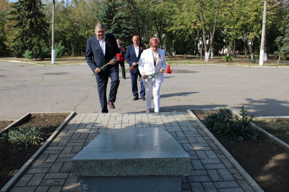 Иван Приходько: Сегодня, 8 сентября, в день 82-й годовщины освобождения Донбасса от немецко-фашистских захватчиков, совместно с заместителем председателя Горловского городского совета Донецкой Народной Республики первого... Иван Приходько: Сегодня, 8 сентября, в день 82-й годовщины освобождения Донбасса от немецко-фашистских захватчиков, совместно с заместителем председателя Горловского городского совета Донецкой Народной Республики первого...