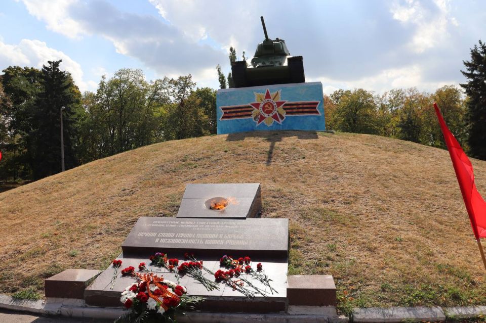 Делегация АДИ ДонНТУ возложила цветы к памятнику в сквере Советской армии