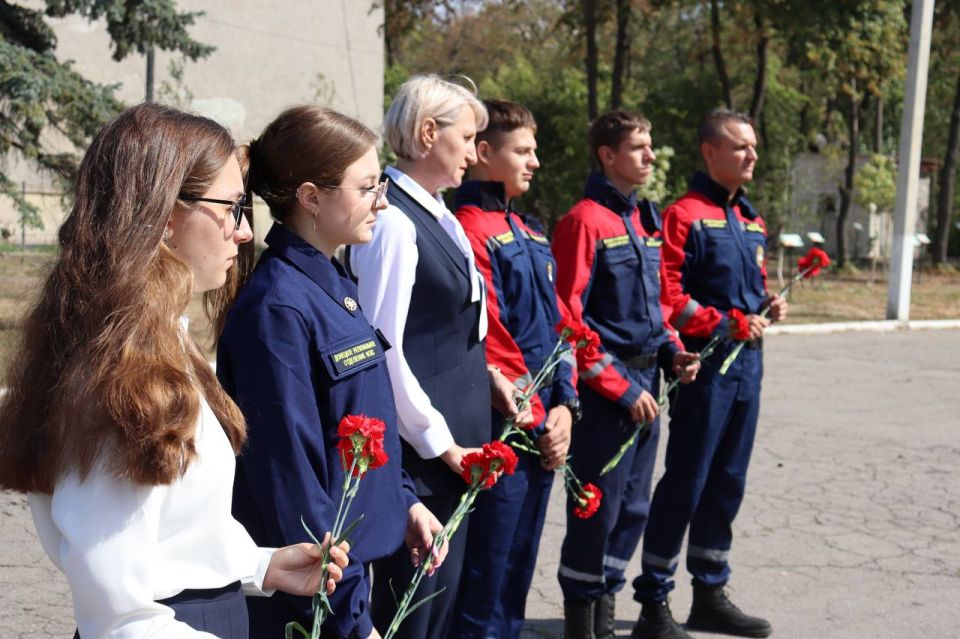 Делегация АДИ ДонНТУ возложила цветы к памятнику в сквере Советской армии Делегация АДИ ДонНТУ возложила цветы к памятнику в сквере Советской армии