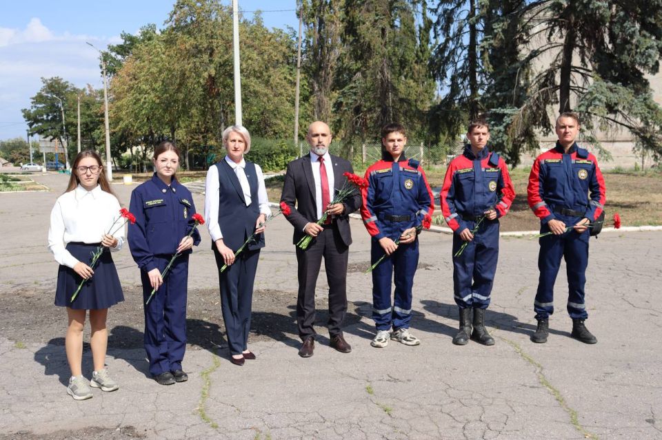 Делегация АДИ ДонНТУ возложила цветы к памятнику в сквере Советской армии Делегация АДИ ДонНТУ возложила цветы к памятнику в сквере Советской армии