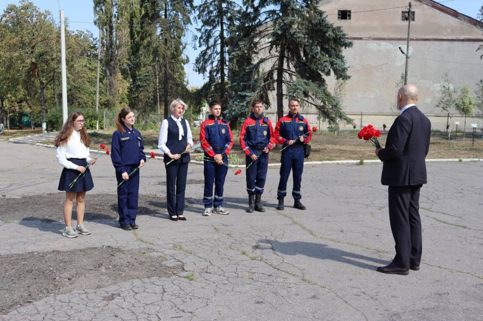 Делегация АДИ ДонНТУ возложила цветы к памятнику в сквере Советской армии Делегация АДИ ДонНТУ возложила цветы к памятнику в сквере Советской армии