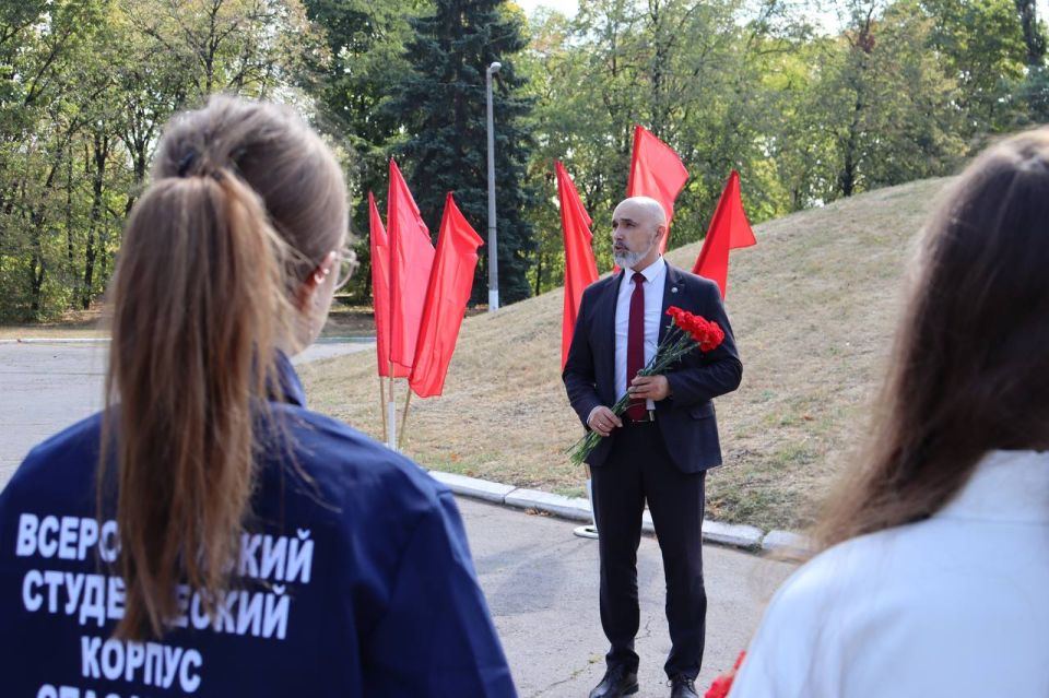 Делегация АДИ ДонНТУ возложила цветы к памятнику в сквере Советской армии Делегация АДИ ДонНТУ возложила цветы к памятнику в сквере Советской армии