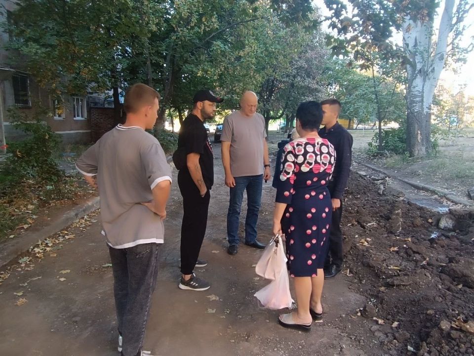 Роман Конев: 8 сентября 2025 года заместитель председателя Горловского городского совета Евгений Шубин совместно с депутатом Народного Совета Донецкой Народной Республики Александром Сереженко посетили адреса порывов... Роман Конев: 8 сентября 2025 года заместитель председателя Горловского городского совета Евгений Шубин совместно с депутатом Народного Совета Донецкой Народной Республики Александром Сереженко посетили адреса порывов...