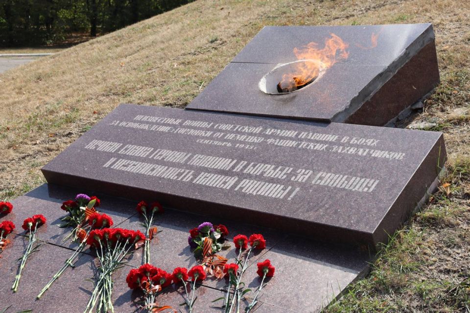 Делегация АДИ ДонНТУ возложила цветы к памятнику в сквере Советской армии Делегация АДИ ДонНТУ возложила цветы к памятнику в сквере Советской армии