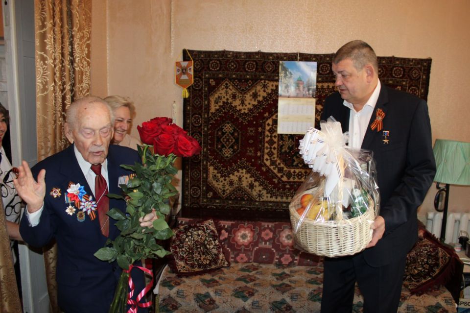 Иван Приходько: В день 82-й годовщины освобождения Донбасса от немецко-фашистских захватчиков поздравил участника боевых действий Великой Отечественной войны, Почетного гражданина города Горловка Федора Ивановича Брынцева... Иван Приходько: В день 82-й годовщины освобождения Донбасса от немецко-фашистских захватчиков поздравил участника боевых действий Великой Отечественной войны, Почетного гражданина города Горловка Федора Ивановича Брынцева...