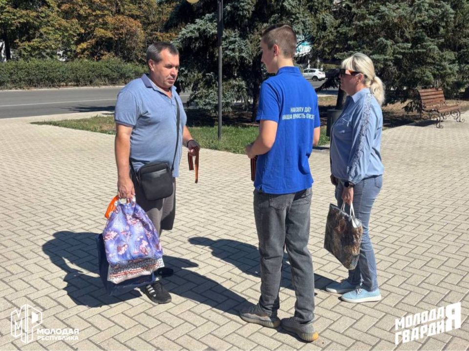 Активисты Молодёжки Горловки провели акцию «Георгиевская ленточка» Активисты Молодёжки Горловки провели акцию «Георгиевская ленточка»