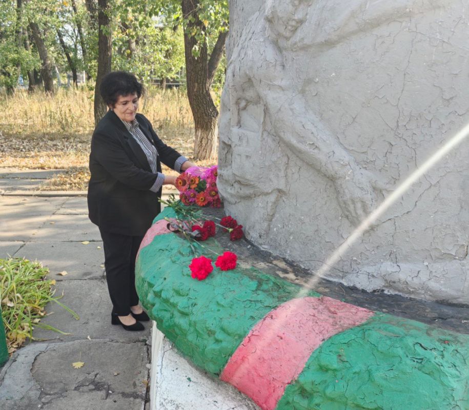 Иван Приходько: В Никитовском внутригородском районе города Горловка прошло возложение цветов к памятному знаку Иван Приходько: В Никитовском внутригородском районе города Горловка прошло возложение цветов к памятному знаку
