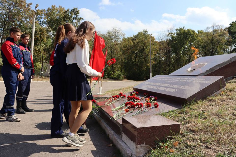 Делегация АДИ ДонНТУ возложила цветы к памятнику в сквере Советской армии Делегация АДИ ДонНТУ возложила цветы к памятнику в сквере Советской армии