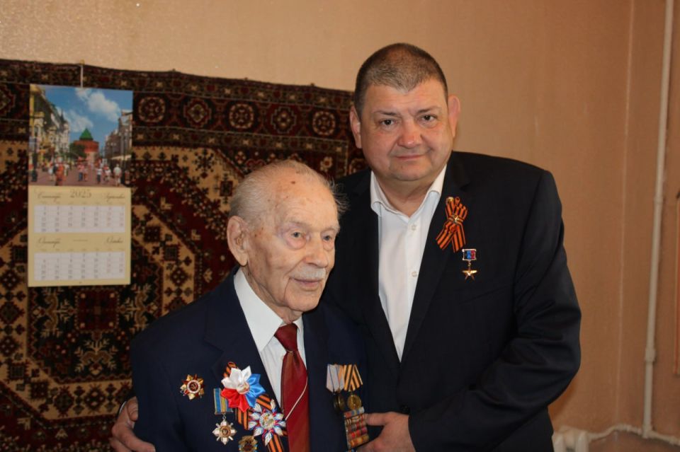 Иван Приходько: В день 82-й годовщины освобождения Донбасса от немецко-фашистских захватчиков поздравил участника боевых действий Великой Отечественной войны, Почетного гражданина города Горловка Федора Ивановича Брынцева... Иван Приходько: В день 82-й годовщины освобождения Донбасса от немецко-фашистских захватчиков поздравил участника боевых действий Великой Отечественной войны, Почетного гражданина города Горловка Федора Ивановича Брынцева...