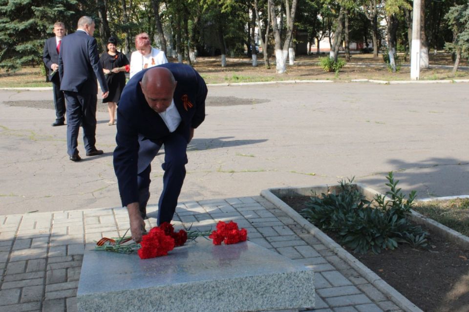 Роман Конев: Сегодня, 8 сентября, в день 82-й годовщины освобождения Донбасса от немецко-фашистских захватчиков, совместно с заместителем председателя Горловского городского совета Донецкой Народной Республики первого созыва... Роман Конев: Сегодня, 8 сентября, в день 82-й годовщины освобождения Донбасса от немецко-фашистских захватчиков, совместно с заместителем председателя Горловского городского совета Донецкой Народной Республики первого созыва...