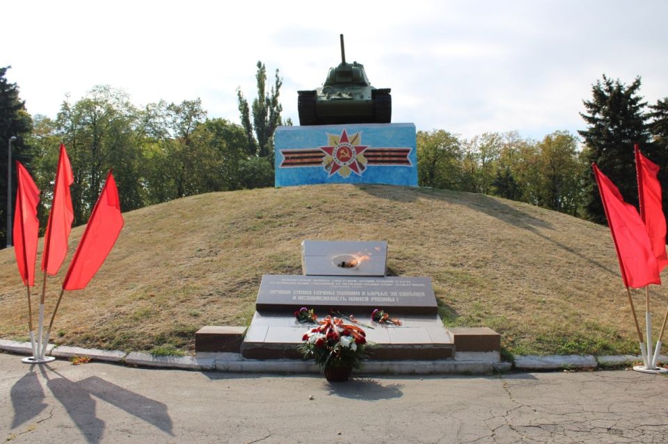 Роман Конев: Сегодня, 8 сентября, в день 82-й годовщины освобождения Донбасса от немецко-фашистских захватчиков, совместно с заместителем председателя Горловского городского совета Донецкой Народной Республики первого созыва... Роман Конев: Сегодня, 8 сентября, в день 82-й годовщины освобождения Донбасса от немецко-фашистских захватчиков, совместно с заместителем председателя Горловского городского совета Донецкой Народной Республики первого созыва...