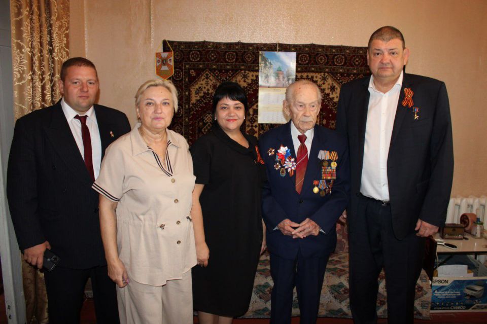 Союзницы поздравили ветерана ВОВ с Днём освобождения Донбасса